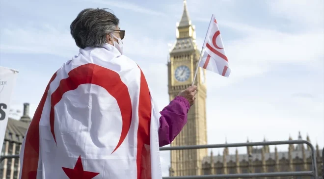 Kıbrıs Türkleri, BMGK’nin 186 sayılı kararının 60. yılında İngiltere Parlamentosu önünde protesto düzenledi